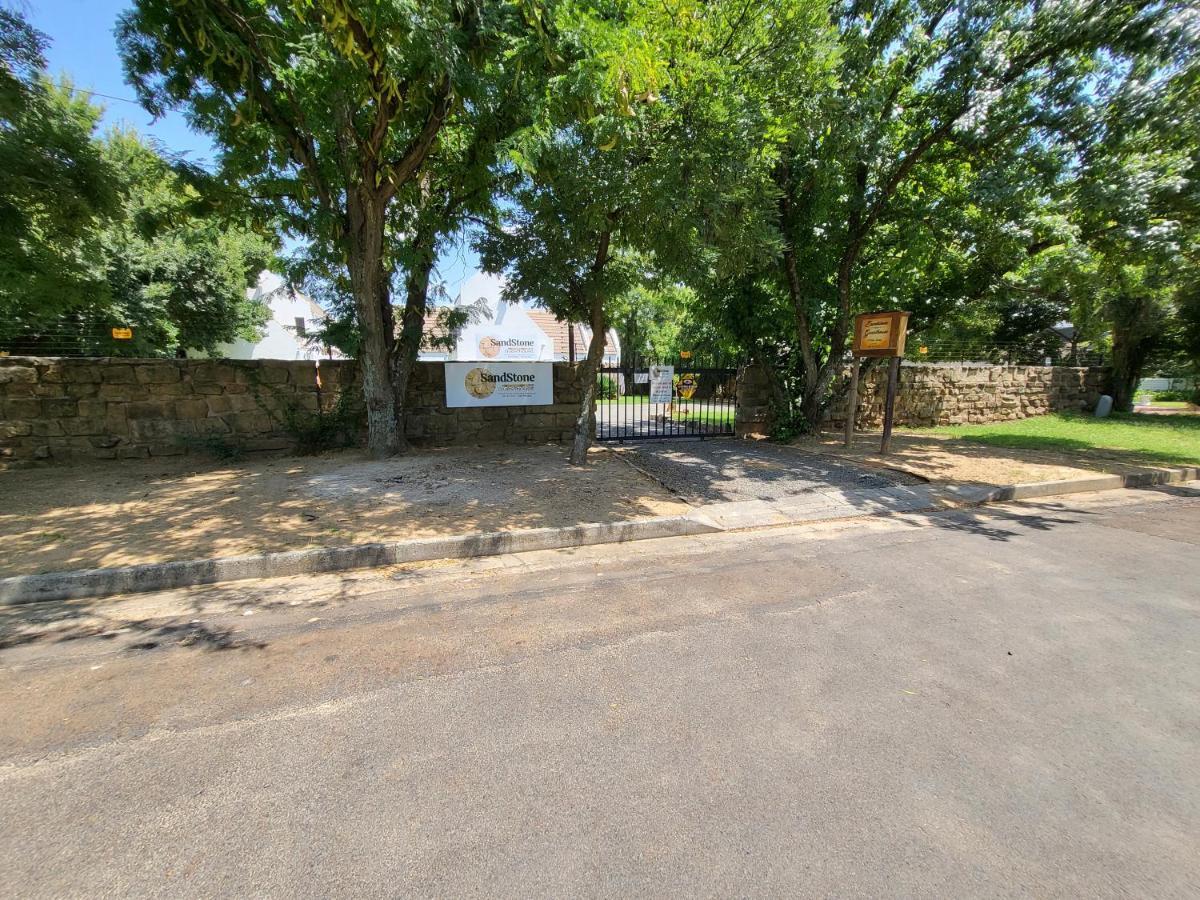 Sandstone Kroonstad Buitenkant foto