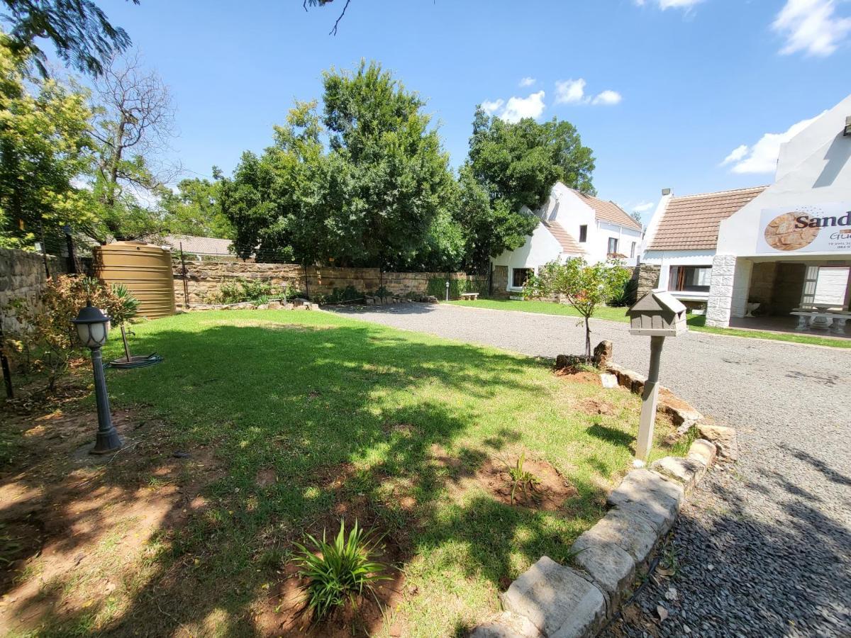 Sandstone Kroonstad Buitenkant foto
